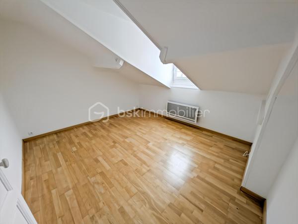 A SAISIR, OPPORTUNITE!

Bel appartement dans immeuble des années 1930 avec cachet de l'ancien et avec de nombreux travaux récents, toiture, ravalement.
Situé en hyper centre de Chelles, sur l'agréable et dynamique avenue du Maréchal Foch et à 5" à pieds de la gare de Chelles Gournay (rer E, ligne P et futurs métro).
Quartier avec toutes les commodités, écoles, transports et Parc et Marne à quelques minutes!

L'appartement est composé comme suit: une entrée distribue en étoile (sans perte d'espace) une salle d'eau, des WC séparés, un séjour et une chambre, le tout très lumineux avec une exposition plein sud.
Le bien situé au troisième et dernier étage sans ascenseur fait 24m2 loi Carrez, 32m2 au sol (séjour 9 Carrez, 13m2 au sol, Chambre idem).

Les atouts: 
Bien rénové et clé en main
DPE E très correct pour de l'ancien et dernier étage avec VMC, doucle vitrage (une isolation légère a été apportée aux rampants mais n'ont pas été pris en compte dans le DPE)
Quartier idéal (gare et commerces à quelques pas apportent un confort de vie très agréable au quotidien)
Charges faibles (992 euros incluant eau froide, assurance immeuble, syndic pro, divers contrats de maintenance)
Chauffage individuel électrique
Taxe foncière faible 471 euros
Rentabilité très bonne pour de l'investissement locatif avec 8% (loyer 850/900 euros CC)
