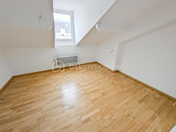 A SAISIR, OPPORTUNITE!

Bel appartement dans immeuble des années 1930 avec cachet de l'ancien et avec de nombreux travaux récents, toiture, ravalement.
Situé en hyper centre de Chelles, sur l'agréable et dynamique avenue du Maréchal Foch et à 5" à pieds de la gare de Chelles Gournay (rer E, ligne P et futurs métro).
Quartier avec toutes les commodités, écoles, transports et Parc et Marne à quelques minutes!

L'appartement est composé comme suit: une entrée distribue en étoile (sans perte d'espace) une salle d'eau, des WC séparés, un séjour et une chambre, le tout très lumineux avec une exposition plein sud.
Le bien situé au troisième et dernier étage sans ascenseur fait 24m2 loi Carrez, 32m2 au sol (séjour 9 Carrez, 13m2 au sol, Chambre idem).

Les atouts: 
Bien rénové et clé en main
DPE E très correct pour de l'ancien et dernier étage avec VMC, doucle vitrage (une isolation légère a été apportée aux rampants mais n'ont pas été pris en compte dans le DPE)
Quartier idéal (gare et commerces à quelques pas apportent un confort de vie très agréable au quotidien)
Charges faibles (992 euros incluant eau froide, assurance immeuble, syndic pro, divers contrats de maintenance)
Chauffage individuel électrique
Taxe foncière faible 471 euros
Rentabilité très bonne pour de l'investissement locatif avec 8% (loyer 850/900 euros CC)