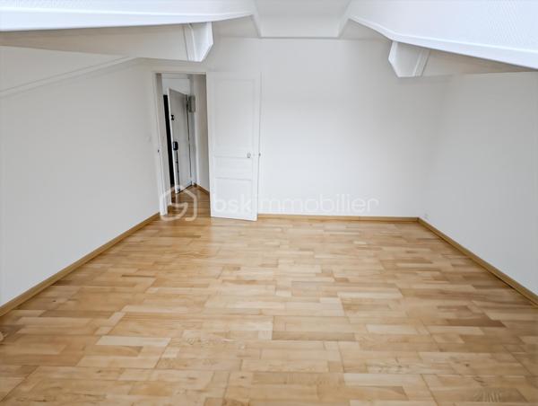 A SAISIR, OPPORTUNITE!

Bel appartement dans immeuble des années 1930 avec cachet de l'ancien et avec de nombreux travaux récents, toiture, ravalement.
Situé en hyper centre de Chelles, sur l'agréable et dynamique avenue du Maréchal Foch et à 5" à pieds de la gare de Chelles Gournay (rer E, ligne P et futurs métro).
Quartier avec toutes les commodités, écoles, transports et Parc et Marne à quelques minutes!

L'appartement est composé comme suit: une entrée distribue en étoile (sans perte d'espace) une salle d'eau, des WC séparés, un séjour et une chambre, le tout très lumineux avec une exposition plein sud.
Le bien situé au troisième et dernier étage sans ascenseur fait 24m2 loi Carrez, 32m2 au sol (séjour 9 Carrez, 13m2 au sol, Chambre idem).

Les atouts: 
Bien rénové et clé en main
DPE E très correct pour de l'ancien et dernier étage avec VMC, doucle vitrage (une isolation légère a été apportée aux rampants mais n'ont pas été pris en compte dans le DPE)
Quartier idéal (gare et commerces à quelques pas apportent un confort de vie très agréable au quotidien)
Charges faibles (992 euros incluant eau froide, assurance immeuble, syndic pro, divers contrats de maintenance)
Chauffage individuel électrique
Taxe foncière faible 471 euros
Rentabilité très bonne pour de l'investissement locatif avec 8% (loyer 850/900 euros CC)