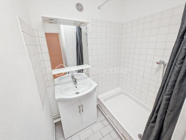 A SAISIR, OPPORTUNITE!

Bel appartement dans immeuble des années 1930 avec cachet de l'ancien et avec de nombreux travaux récents, toiture, ravalement.
Situé en hyper centre de Chelles, sur l'agréable et dynamique avenue du Maréchal Foch et à 5" à pieds de la gare de Chelles Gournay (rer E, ligne P et futurs métro).
Quartier avec toutes les commodités, écoles, transports et Parc et Marne à quelques minutes!

L'appartement est composé comme suit: une entrée distribue en étoile (sans perte d'espace) une salle d'eau, des WC séparés, un séjour et une chambre, le tout très lumineux avec une exposition plein sud.
Le bien situé au troisième et dernier étage sans ascenseur fait 24m2 loi Carrez, 32m2 au sol (séjour 9 Carrez, 13m2 au sol, Chambre idem).

Les atouts: 
Bien rénové et clé en main
DPE E très correct pour de l'ancien et dernier étage avec VMC, doucle vitrage (une isolation légère a été apportée aux rampants mais n'ont pas été pris en compte dans le DPE)
Quartier idéal (gare et commerces à quelques pas apportent un confort de vie très agréable au quotidien)
Charges faibles (992 euros incluant eau froide, assurance immeuble, syndic pro, divers contrats de maintenance)
Chauffage individuel électrique
Taxe foncière faible 471 euros
Rentabilité très bonne pour de l'investissement locatif avec 8% (loyer 850/900 euros CC)