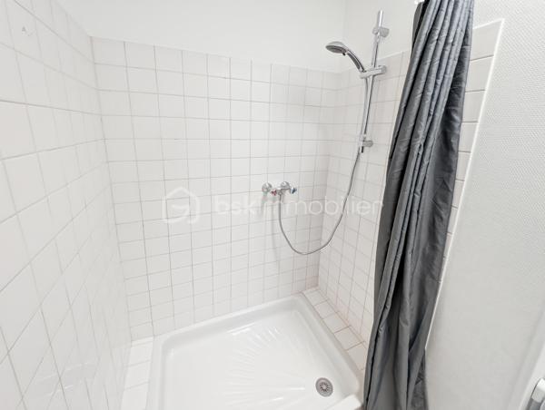 A SAISIR, OPPORTUNITE!

Bel appartement dans immeuble des années 1930 avec cachet de l'ancien et avec de nombreux travaux récents, toiture, ravalement.
Situé en hyper centre de Chelles, sur l'agréable et dynamique avenue du Maréchal Foch et à 5" à pieds de la gare de Chelles Gournay (rer E, ligne P et futurs métro).
Quartier avec toutes les commodités, écoles, transports et Parc et Marne à quelques minutes!

L'appartement est composé comme suit: une entrée distribue en étoile (sans perte d'espace) une salle d'eau, des WC séparés, un séjour et une chambre, le tout très lumineux avec une exposition plein sud.
Le bien situé au troisième et dernier étage sans ascenseur fait 24m2 loi Carrez, 32m2 au sol (séjour 9 Carrez, 13m2 au sol, Chambre idem).

Les atouts: 
Bien rénové et clé en main
DPE E très correct pour de l'ancien et dernier étage avec VMC, doucle vitrage (une isolation légère a été apportée aux rampants mais n'ont pas été pris en compte dans le DPE)
Quartier idéal (gare et commerces à quelques pas apportent un confort de vie très agréable au quotidien)
Charges faibles (992 euros incluant eau froide, assurance immeuble, syndic pro, divers contrats de maintenance)
Chauffage individuel électrique
Taxe foncière faible 471 euros
Rentabilité très bonne pour de l'investissement locatif avec 8% (loyer 850/900 euros CC)