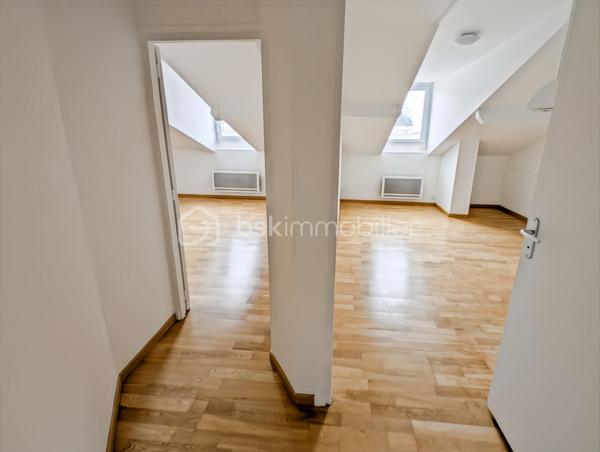 A SAISIR, OPPORTUNITE!

Bel appartement dans immeuble des années 1930 avec cachet de l'ancien et avec de nombreux travaux récents, toiture, ravalement.
Situé en hyper centre de Chelles, sur l'agréable et dynamique avenue du Maréchal Foch et à 5" à pieds de la gare de Chelles Gournay (rer E, ligne P et futurs métro).
Quartier avec toutes les commodités, écoles, transports et Parc et Marne à quelques minutes!

L'appartement est composé comme suit: une entrée distribue en étoile (sans perte d'espace) une salle d'eau, des WC séparés, un séjour et une chambre, le tout très lumineux avec une exposition plein sud.
Le bien situé au troisième et dernier étage sans ascenseur fait 24m2 loi Carrez, 32m2 au sol (séjour 9 Carrez, 13m2 au sol, Chambre idem).

Les atouts: 
Bien rénové et clé en main
DPE E très correct pour de l'ancien et dernier étage avec VMC, doucle vitrage (une isolation légère a été apportée aux rampants mais n'ont pas été pris en compte dans le DPE)
Quartier idéal (gare et commerces à quelques pas apportent un confort de vie très agréable au quotidien)
Charges faibles (992 euros incluant eau froide, assurance immeuble, syndic pro, divers contrats de maintenance)
Chauffage individuel électrique
Taxe foncière faible 471 euros
Rentabilité très bonne pour de l'investissement locatif avec 8% (loyer 850/900 euros CC)
