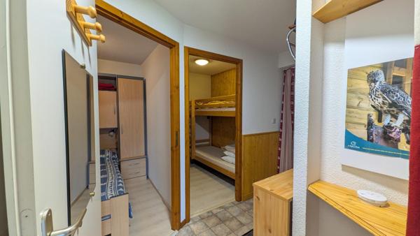 RARE : Appartement 3 pièces de 33m2 carrez avec box fermé OFFRANT une VUE DEGAGEE , place de PARKING PRIVATIVE et CAVE