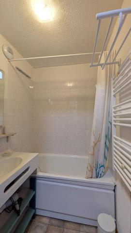 RARE : Appartement 3 pièces de 33m2 carrez avec box fermé OFFRANT une VUE DEGAGEE , place de PARKING PRIVATIVE et CAVE