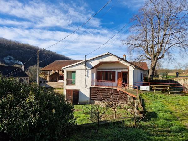 Belle maison rénovée en bordure de Sioule. Grange