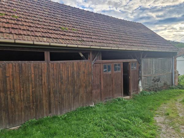 Belle maison rénovée en bordure de Sioule. Grange