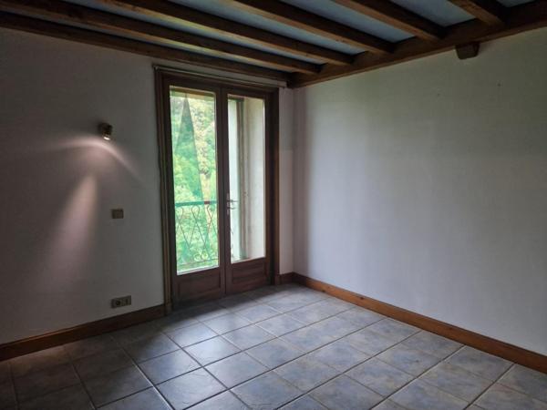 Belle maison rénovée en bordure de Sioule. Grange