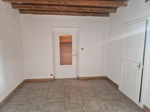 Belle maison rénovée en bordure de Sioule. Grange