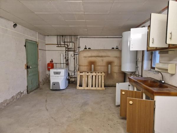 Belle maison rénovée en bordure de Sioule. Grange