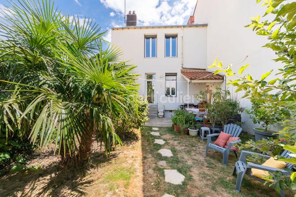 Vente
                Maison122 m² - 6 Pièces -
                    LA ROCHE SUR YON (85000)