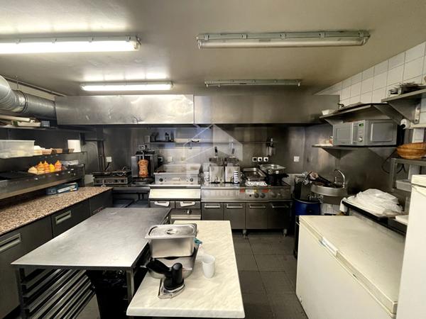 Local commercial 70 m2 + annexe 41 m2 - Opportunité Marseille 8eme