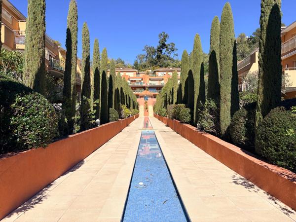 THEOULE-SUR-MER - 3 PIÈCES – REZ-DE-JARDIN – RÉSIDENCE RÉCENTE DE STANDING – À QUELQUES MÈTRES DU PORT ET DES PLAGES DE LA FIGUEIRETTE – GARAGE