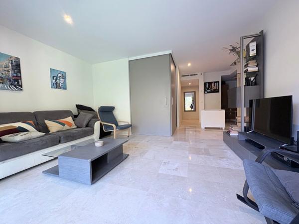 THEOULE-SUR-MER - 3 PIÈCES – REZ-DE-JARDIN – RÉSIDENCE RÉCENTE DE STANDING – À QUELQUES MÈTRES DU PORT ET DES PLAGES DE LA FIGUEIRETTE – GARAGE