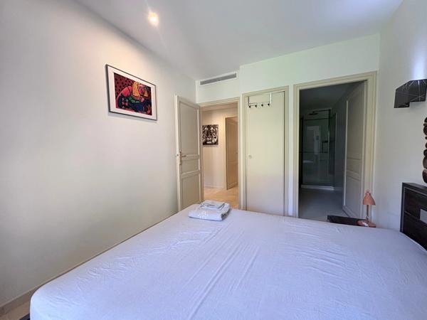 THEOULE-SUR-MER - 3 PIÈCES – REZ-DE-JARDIN – RÉSIDENCE RÉCENTE DE STANDING – À QUELQUES MÈTRES DU PORT ET DES PLAGES DE LA FIGUEIRETTE – GARAGE