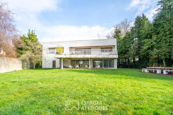 Maison d’architecte sur pilotis face à la Marne