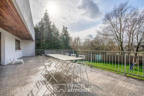 Maison d’architecte sur pilotis face à la Marne