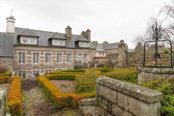 Hôtel particulier situé en hyper centre .Rare et authentique, caché des regards grâce a ses hau...