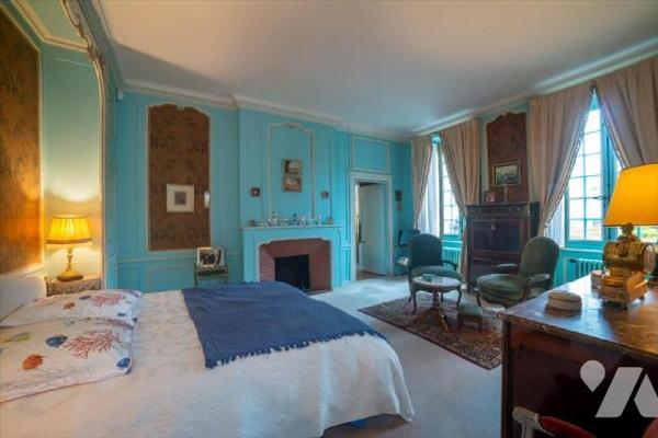 Hôtel particulier situé en hyper centre .Rare et authentique, caché des regards grâce a ses hau...