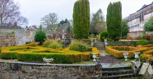 Hôtel particulier situé en hyper centre .Rare et authentique, caché des regards grâce a ses hau...