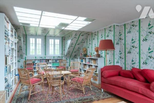 Hôtel particulier situé en hyper centre .Rare et authentique, caché des regards grâce a ses hau...