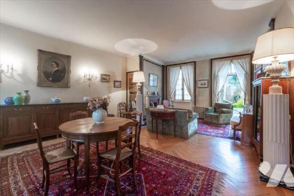 Hôtel particulier situé en hyper centre .Rare et authentique, caché des regards grâce a ses hau...