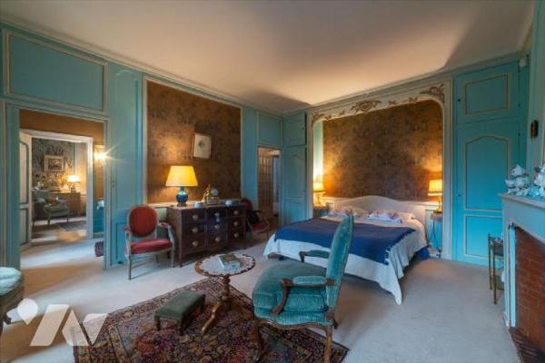 Hôtel particulier situé en hyper centre .Rare et authentique, caché des regards grâce a ses hau...