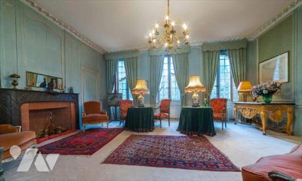 Hôtel particulier situé en hyper centre .Rare et authentique, caché des regards grâce a ses hau...