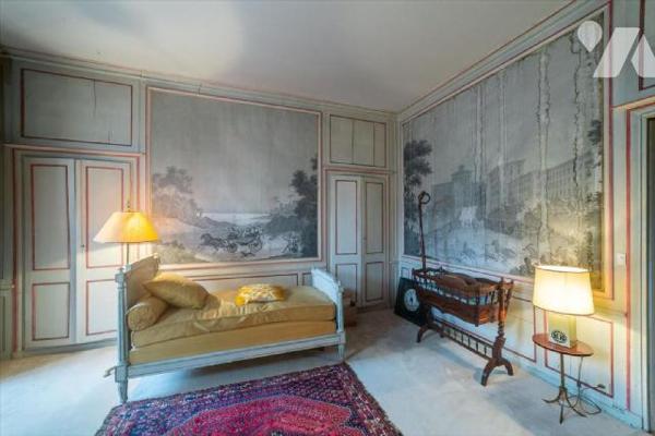 Hôtel particulier situé en hyper centre .Rare et authentique, caché des regards grâce a ses hau...