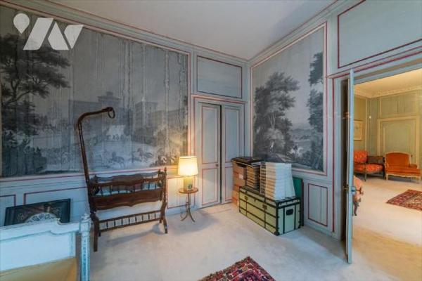 Hôtel particulier situé en hyper centre .Rare et authentique, caché des regards grâce a ses hau...