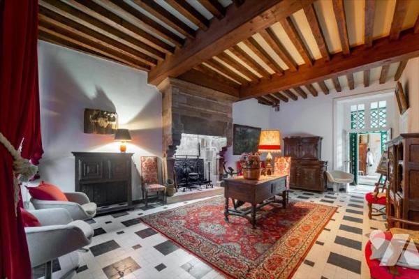 Hôtel particulier situé en hyper centre .Rare et authentique, caché des regards grâce a ses hau...