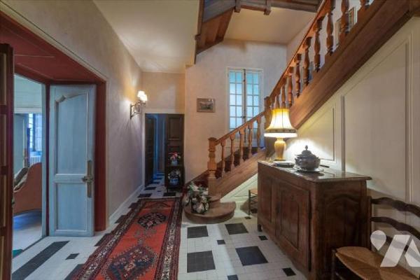 Hôtel particulier situé en hyper centre .Rare et authentique, caché des regards grâce a ses hau...