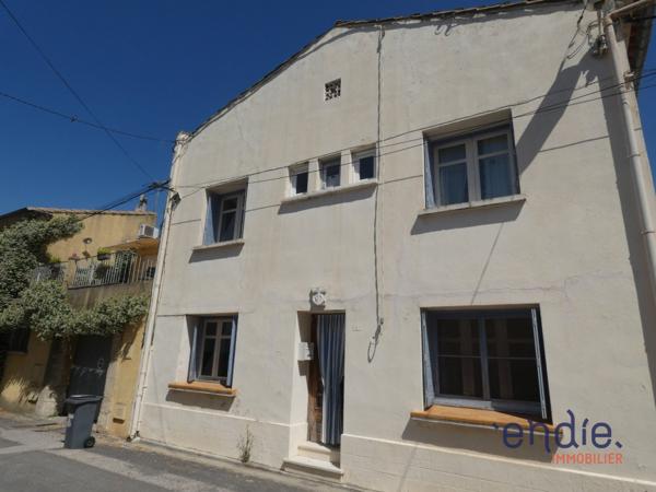 Maison de village à rénover avec un bel extérieur dans un quartier calme