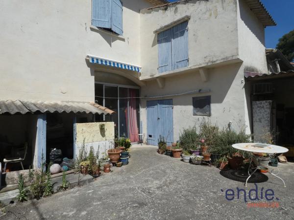 Maison de village à rénover avec un bel extérieur dans un quartier calme