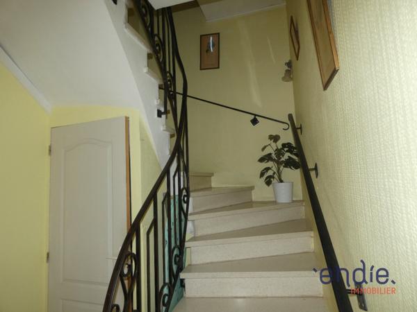 Maison de village à rénover avec un bel extérieur dans un quartier calme