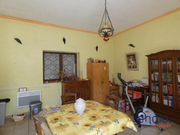 Maison de village à rénover avec un bel extérieur dans un quartier calme