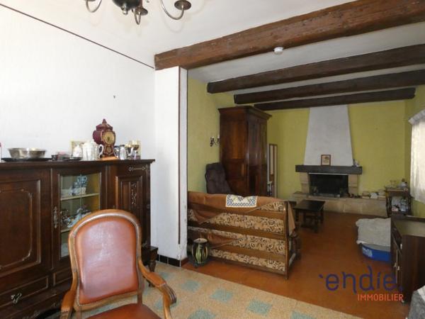 Maison de village à rénover avec un bel extérieur dans un quartier calme