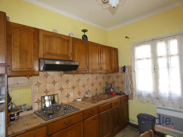 Maison de village à rénover avec un bel extérieur dans un quartier calme