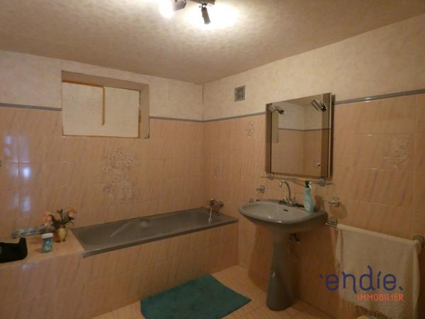 Maison de village à rénover avec un bel extérieur dans un quartier calme