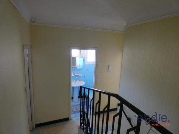 Maison de village à rénover avec un bel extérieur dans un quartier calme