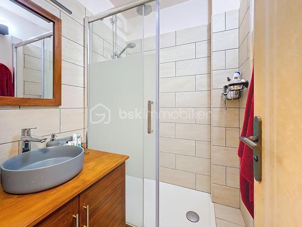 Venez découvrir cet appartement de 97m² situé à 12 minutes à pieds du centre ville de Rosny.

Ce bien se situe au 2ème étage avec ascenseur dans une résidence de standing, calme et sécurisée et se compose comme suit:
une entrée, une cuisine, un double séjour (possibilité de faire une 4ème chambre) avec un premier balcon et un couloir avec grand placard de rangements qui dessert les WC, la salle de bain et la salle d'eau ainsi que les trois chambres (deux d'entre elles donnent sur le 2ème balcon).

Vue dégagée et double exposition au sein d'une résidence très calme, fleurie et parfaitement entretenue.
Vous aurez également un accès privé à un petit centre commercial comprenant un supermarché, une pharmacie, une micro-crèche et une onglerie.
Aussi, vous aurez le privilège d'avoir un parc pour enfants, clôturé, au centre des espaces verts de la résidence.

Toutes les commodités se trouvent à proximité, dans un environnement calme. 

Une cave et une place de parking numérotée complètent cet appartement. Possibilité d'acquérir un box en sus.

Les points forts:
- résidence calme, sécurisée et familiale
- proche du centre ville et de toutes les commodités
- proche des transports (RER E, RER A et future ligne 15) et des grands axes routiers
- à proximité de Rosny 2 et de DOMUS