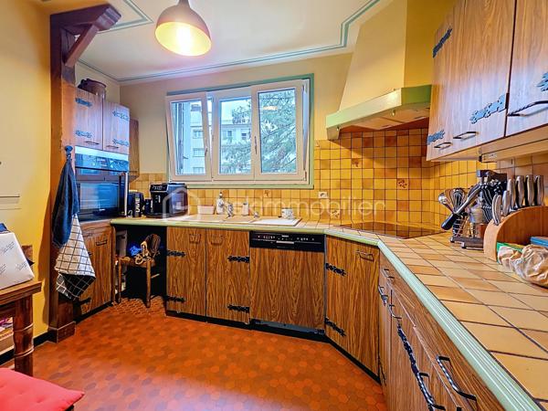 Venez découvrir cet appartement de 97m² situé à 12 minutes à pieds du centre ville de Rosny.

Ce bien se situe au 2ème étage avec ascenseur dans une résidence de standing, calme et sécurisée et se compose comme suit:
une entrée, une cuisine, un double séjour (possibilité de faire une 4ème chambre) avec un premier balcon et un couloir avec grand placard de rangements qui dessert les WC, la salle de bain et la salle d'eau ainsi que les trois chambres (deux d'entre elles donnent sur le 2ème balcon).

Vue dégagée et double exposition au sein d'une résidence très calme, fleurie et parfaitement entretenue.
Vous aurez également un accès privé à un petit centre commercial comprenant un supermarché, une pharmacie, une micro-crèche et une onglerie.
Aussi, vous aurez le privilège d'avoir un parc pour enfants, clôturé, au centre des espaces verts de la résidence.

Toutes les commodités se trouvent à proximité, dans un environnement calme. 

Une cave et une place de parking numérotée complètent cet appartement. Possibilité d'acquérir un box en sus.

Les points forts:
- résidence calme, sécurisée et familiale
- proche du centre ville et de toutes les commodités
- proche des transports (RER E, RER A et future ligne 15) et des grands axes routiers
- à proximité de Rosny 2 et de DOMUS