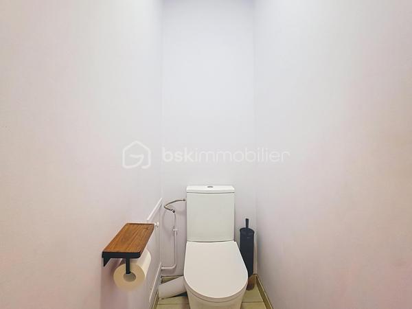 Venez découvrir cet appartement de 97m² situé à 12 minutes à pieds du centre ville de Rosny.

Ce bien se situe au 2ème étage avec ascenseur dans une résidence de standing, calme et sécurisée et se compose comme suit:
une entrée, une cuisine, un double séjour (possibilité de faire une 4ème chambre) avec un premier balcon et un couloir avec grand placard de rangements qui dessert les WC, la salle de bain et la salle d'eau ainsi que les trois chambres (deux d'entre elles donnent sur le 2ème balcon).

Vue dégagée et double exposition au sein d'une résidence très calme, fleurie et parfaitement entretenue.
Vous aurez également un accès privé à un petit centre commercial comprenant un supermarché, une pharmacie, une micro-crèche et une onglerie.
Aussi, vous aurez le privilège d'avoir un parc pour enfants, clôturé, au centre des espaces verts de la résidence.

Toutes les commodités se trouvent à proximité, dans un environnement calme. 

Une cave et une place de parking numérotée complètent cet appartement. Possibilité d'acquérir un box en sus.

Les points forts:
- résidence calme, sécurisée et familiale
- proche du centre ville et de toutes les commodités
- proche des transports (RER E, RER A et future ligne 15) et des grands axes routiers
- à proximité de Rosny 2 et de DOMUS