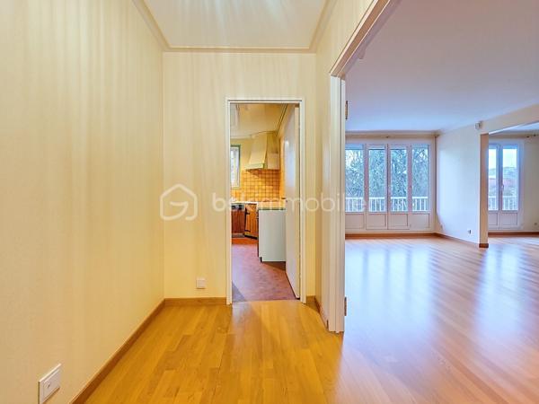 Venez découvrir cet appartement de 97m² situé à 12 minutes à pieds du centre ville de Rosny.

Ce bien se situe au 2ème étage avec ascenseur dans une résidence de standing, calme et sécurisée et se compose comme suit:
une entrée, une cuisine, un double séjour (possibilité de faire une 4ème chambre) avec un premier balcon et un couloir avec grand placard de rangements qui dessert les WC, la salle de bain et la salle d'eau ainsi que les trois chambres (deux d'entre elles donnent sur le 2ème balcon).

Vue dégagée et double exposition au sein d'une résidence très calme, fleurie et parfaitement entretenue.
Vous aurez également un accès privé à un petit centre commercial comprenant un supermarché, une pharmacie, une micro-crèche et une onglerie.
Aussi, vous aurez le privilège d'avoir un parc pour enfants, clôturé, au centre des espaces verts de la résidence.

Toutes les commodités se trouvent à proximité, dans un environnement calme. 

Une cave et une place de parking numérotée complètent cet appartement. Possibilité d'acquérir un box en sus.

Les points forts:
- résidence calme, sécurisée et familiale
- proche du centre ville et de toutes les commodités
- proche des transports (RER E, RER A et future ligne 15) et des grands axes routiers
- à proximité de Rosny 2 et de DOMUS