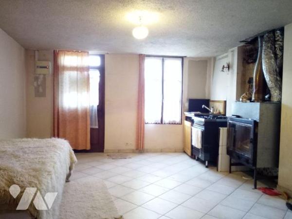 VILLAINES-LA-JUHEL (53) centre, une 1ère maison d?habitation avec salon/séjour (+ poêle à bois)...