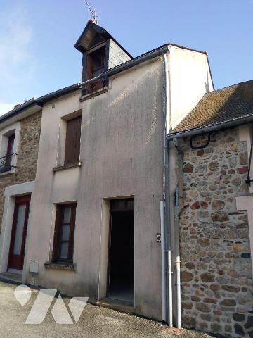 VILLAINES-LA-JUHEL (53) centre, une 1ère maison d?habitation avec salon/séjour (+ poêle à bois)...