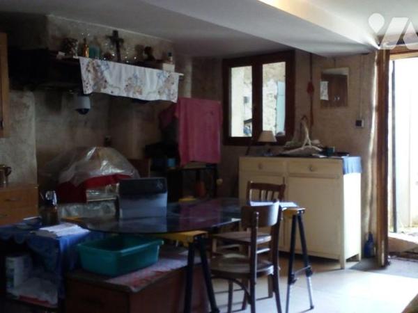 VILLAINES-LA-JUHEL (53) centre, une 1ère maison d?habitation avec salon/séjour (+ poêle à bois)...