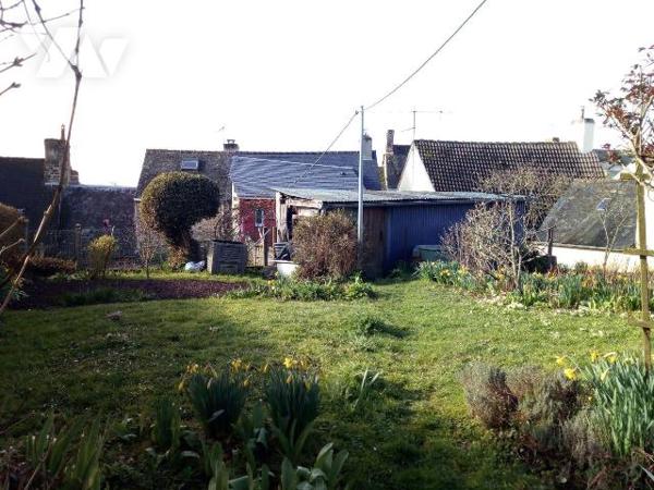 VILLAINES-LA-JUHEL (53) centre, une 1ère maison d?habitation avec salon/séjour (+ poêle à bois)...