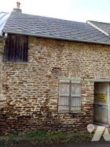 VILLAINES-LA-JUHEL (53) centre, une 1ère maison d?habitation avec salon/séjour (+ poêle à bois)...
