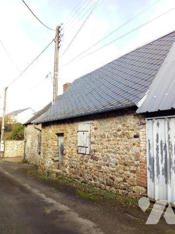 VILLAINES-LA-JUHEL (53) centre, une 1ère maison d?habitation avec salon/séjour (+ poêle à bois)...