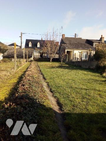 VILLAINES-LA-JUHEL (53) centre, une 1ère maison d?habitation avec salon/séjour (+ poêle à bois)...